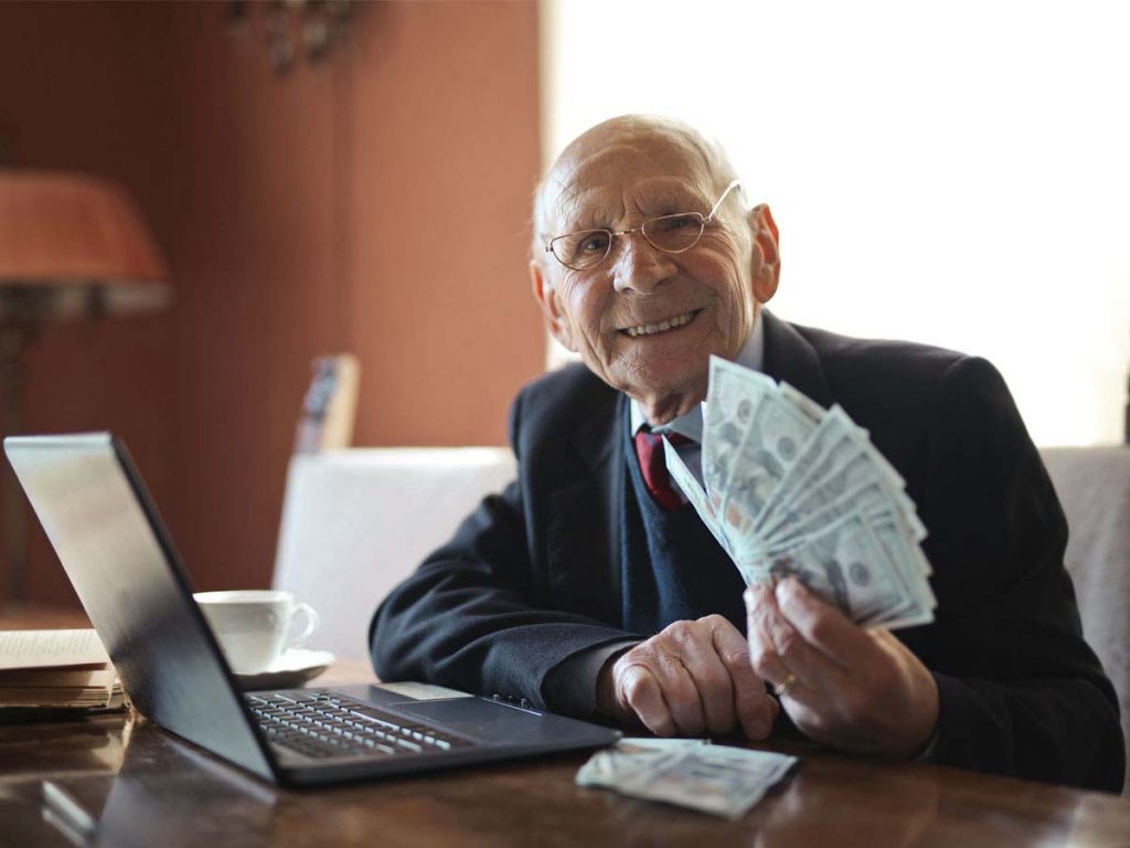 Man met geld in zijn hand.