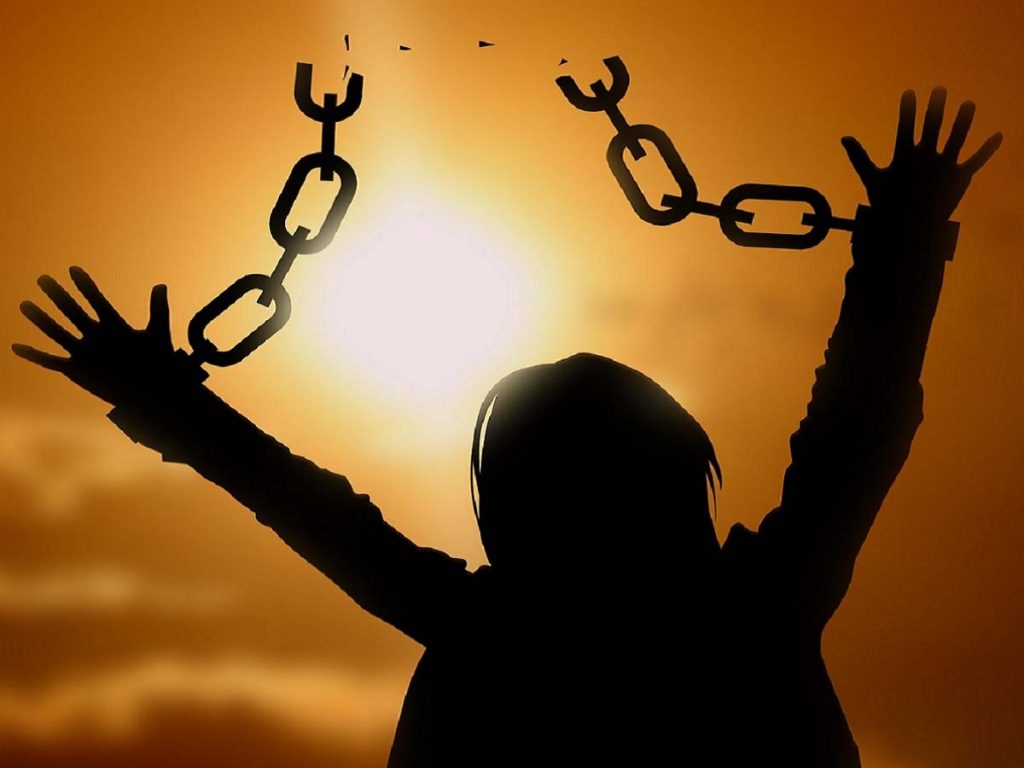 Persoon die losbreekt van kettingen.