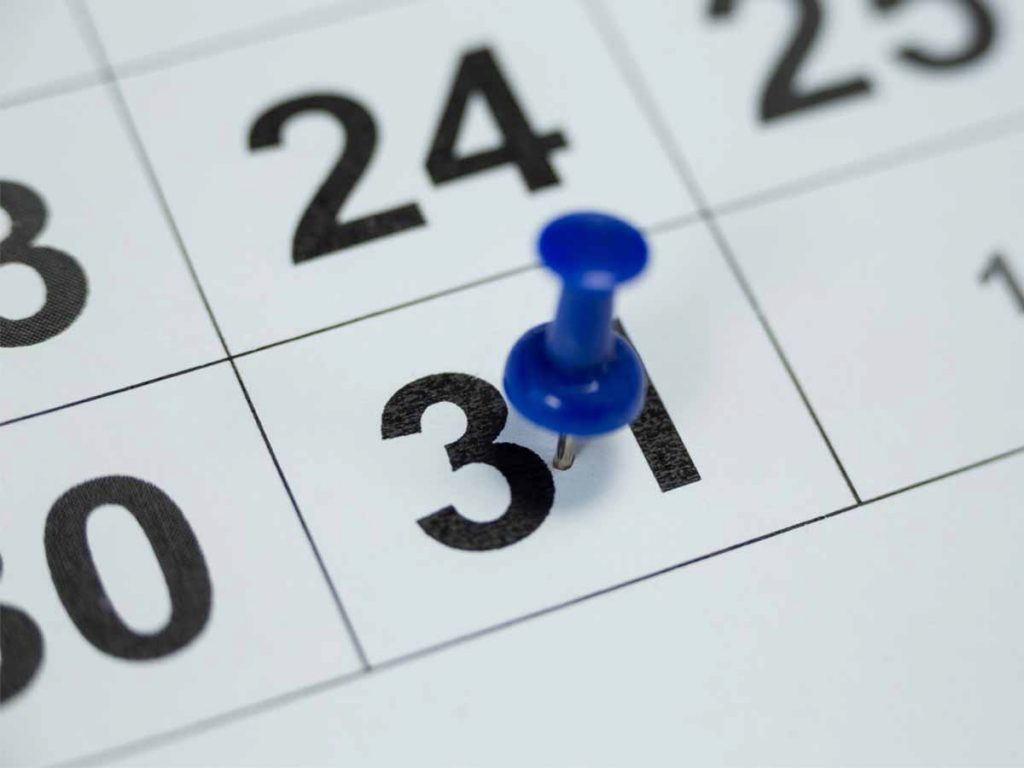 Kalender waarbij er een punaise op een datum staat.