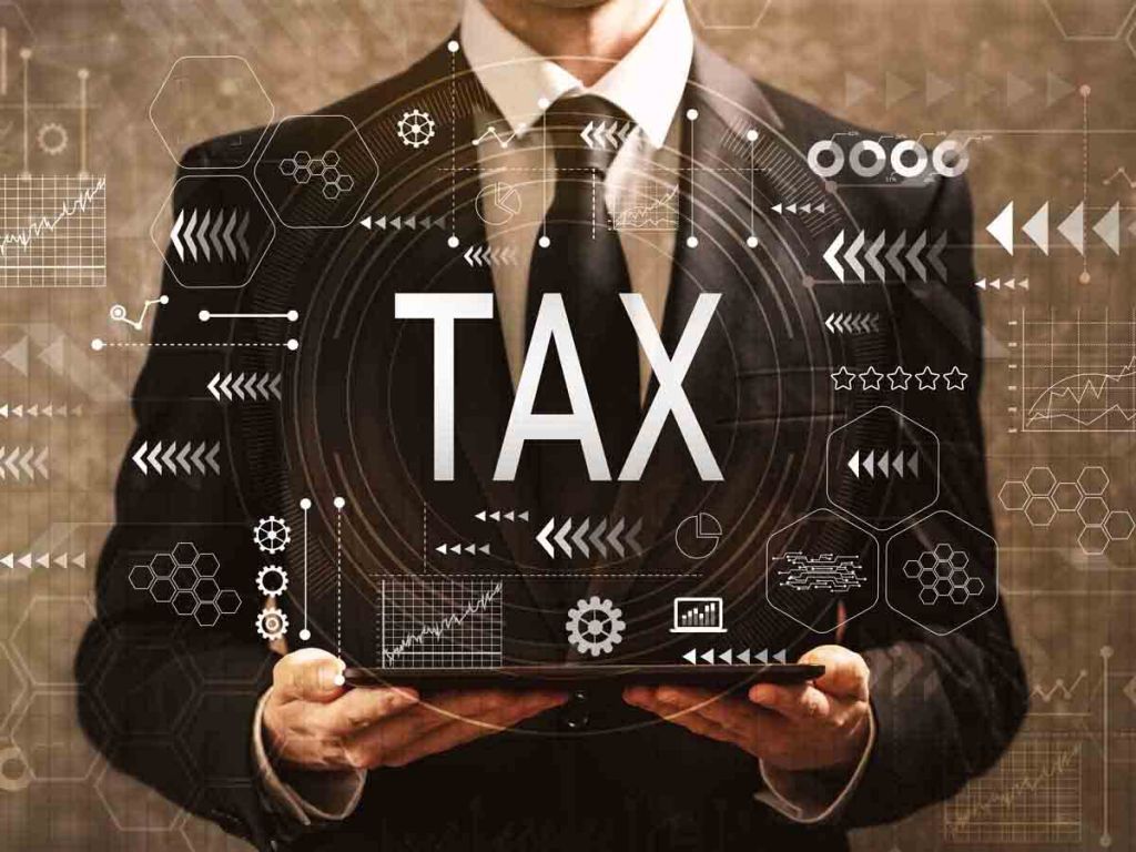 Zakenman met het woord tax ervoor.