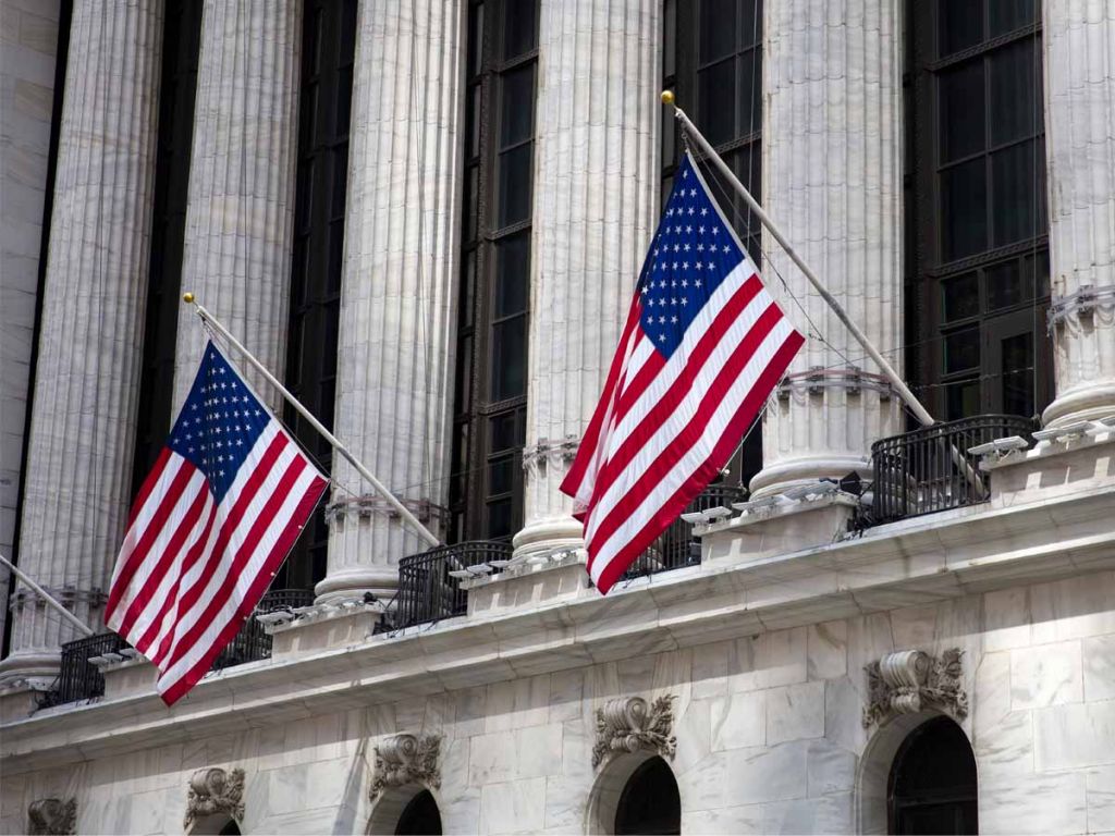 Amerikaanse vlaggen aan het gebouw van de Amerikaanse beurs.