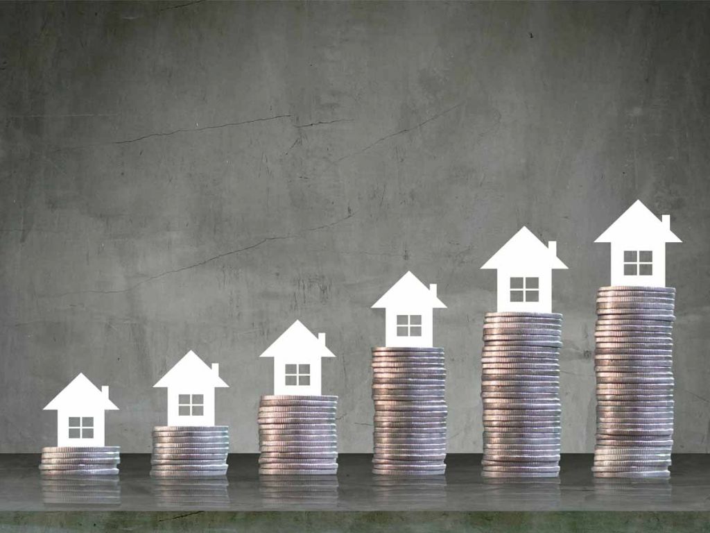Verschillende stapels muntjes die steeds groter worden. Op elke stapel staat een klein huisje.