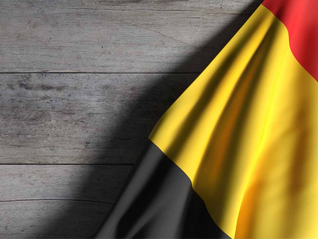 Belgische vlag op een houten tafel.
